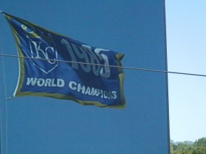 The 1985 World Series flag flies proudly in KC (Ken Davis photo)
